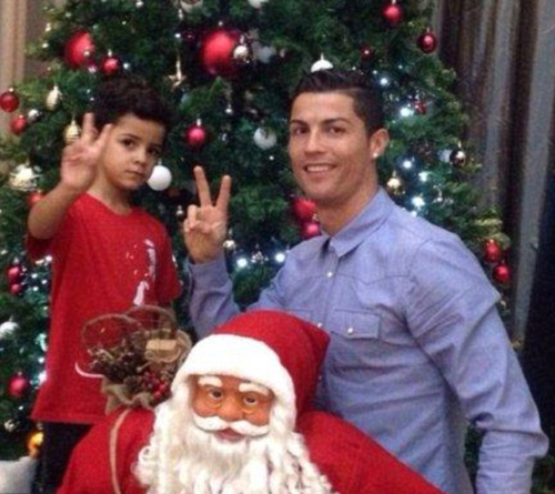 Cristiano Ronaldo vui ngày lễ với con trai ảnh 1